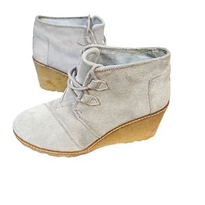 TOMS Boots Womens Sz 8 Ankle Booties Taupe Suede Casual Lace Up Wedge 300416
